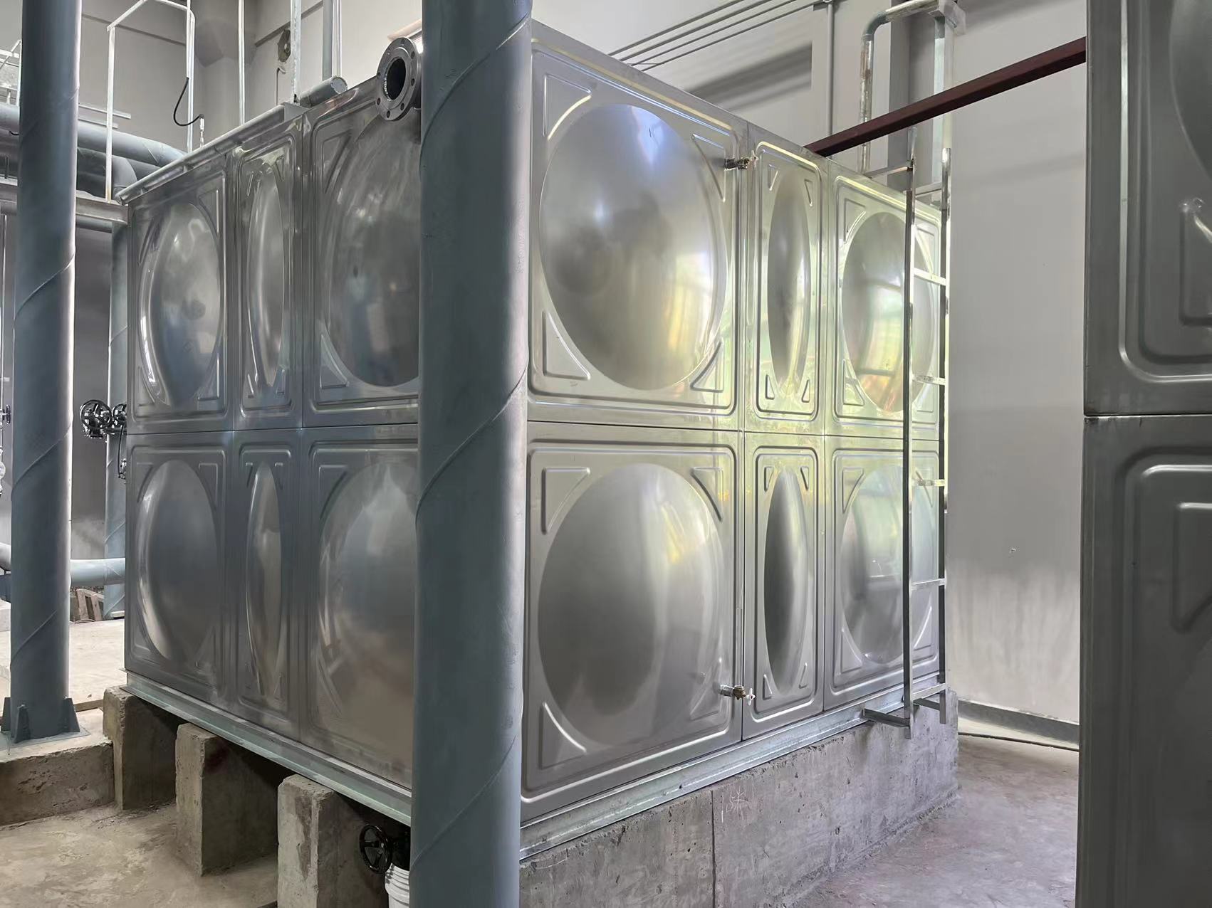 Stainless steel welding water tank